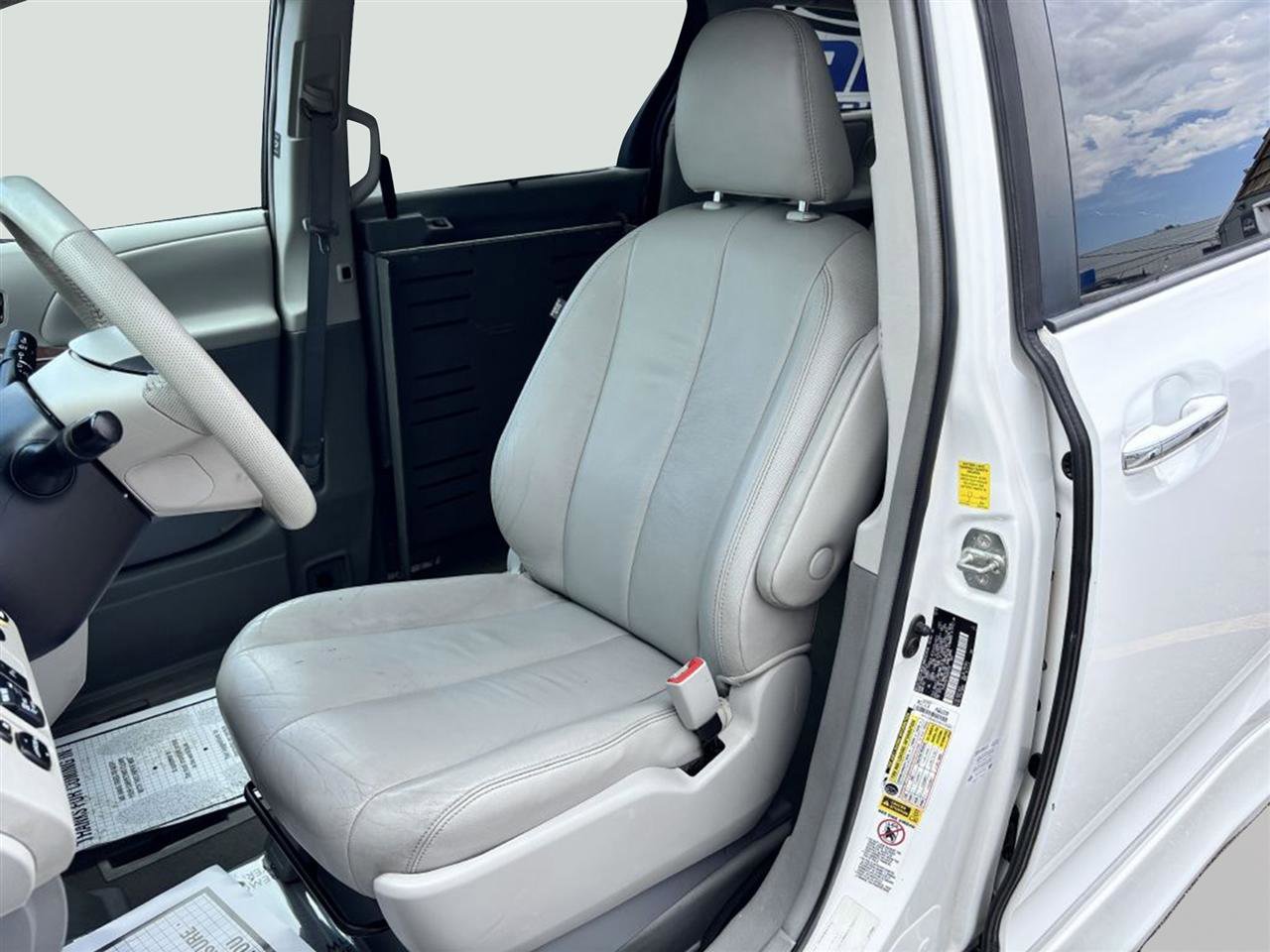 Used 2011 Toyota Sienna XLE w/ Premium Pkg FWD image 12