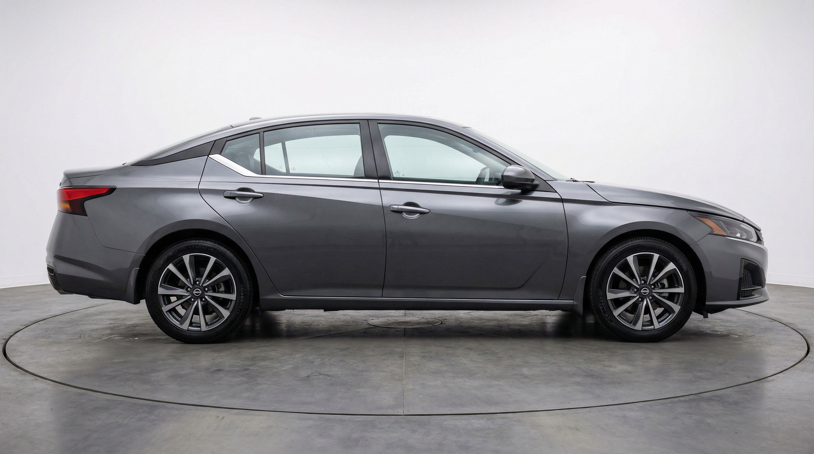 Used 2025 Nissan Altima 2.5 SV image 11