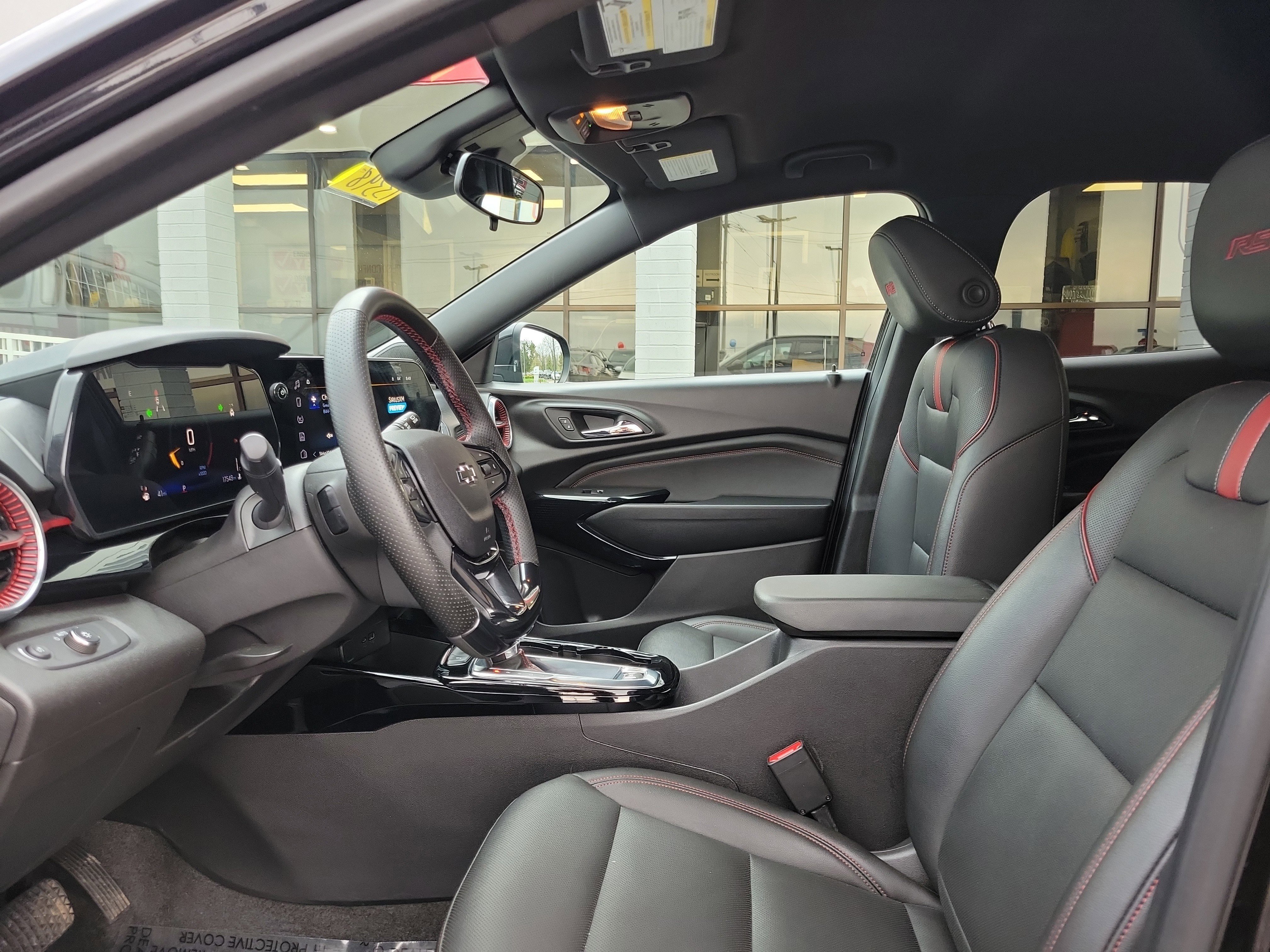 Used 2025 Chevrolet Trax RS FWD image 15