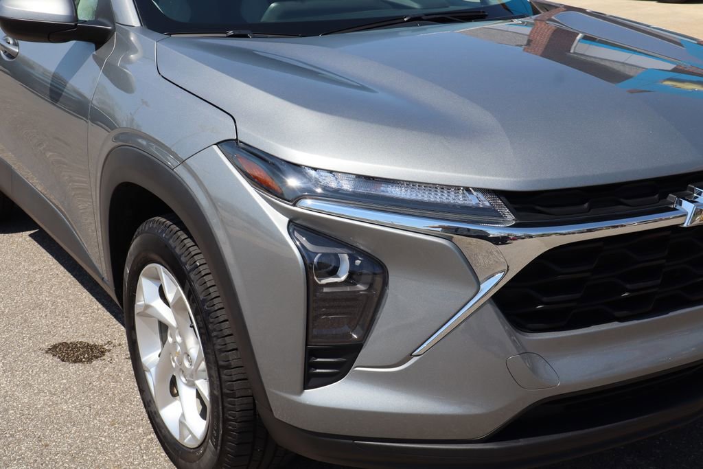 Used 2024 Chevrolet Trax LS w/ LS Convenience Package FWD image 4