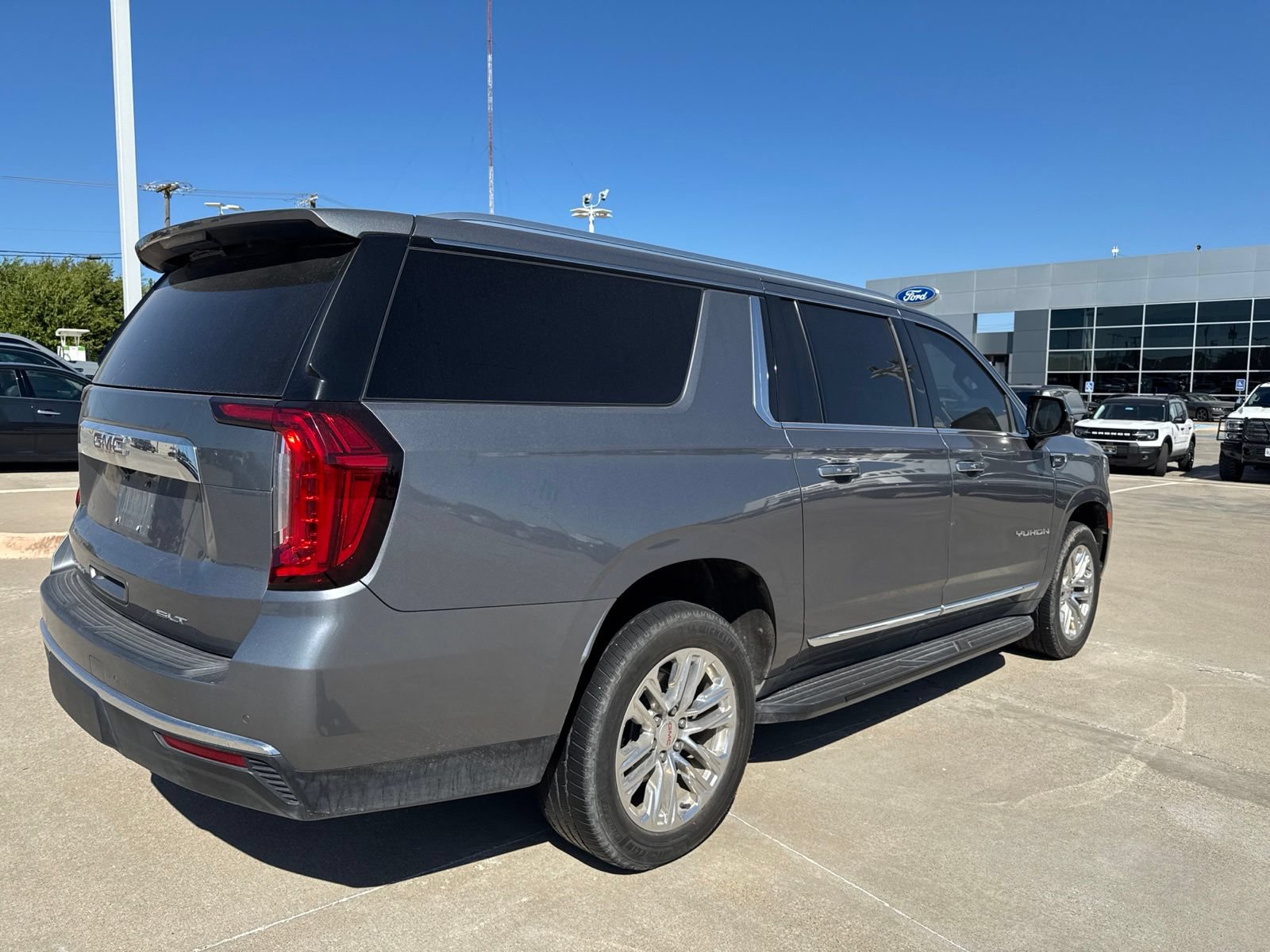 Used 2022 GMC Yukon XL SLT w/ SLT Luxury Package AWD/4WD video 3