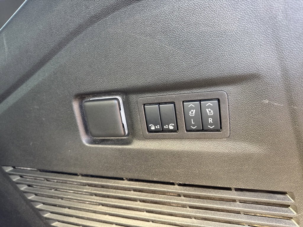 Used 2024 Chevrolet Suburban High Country image 15