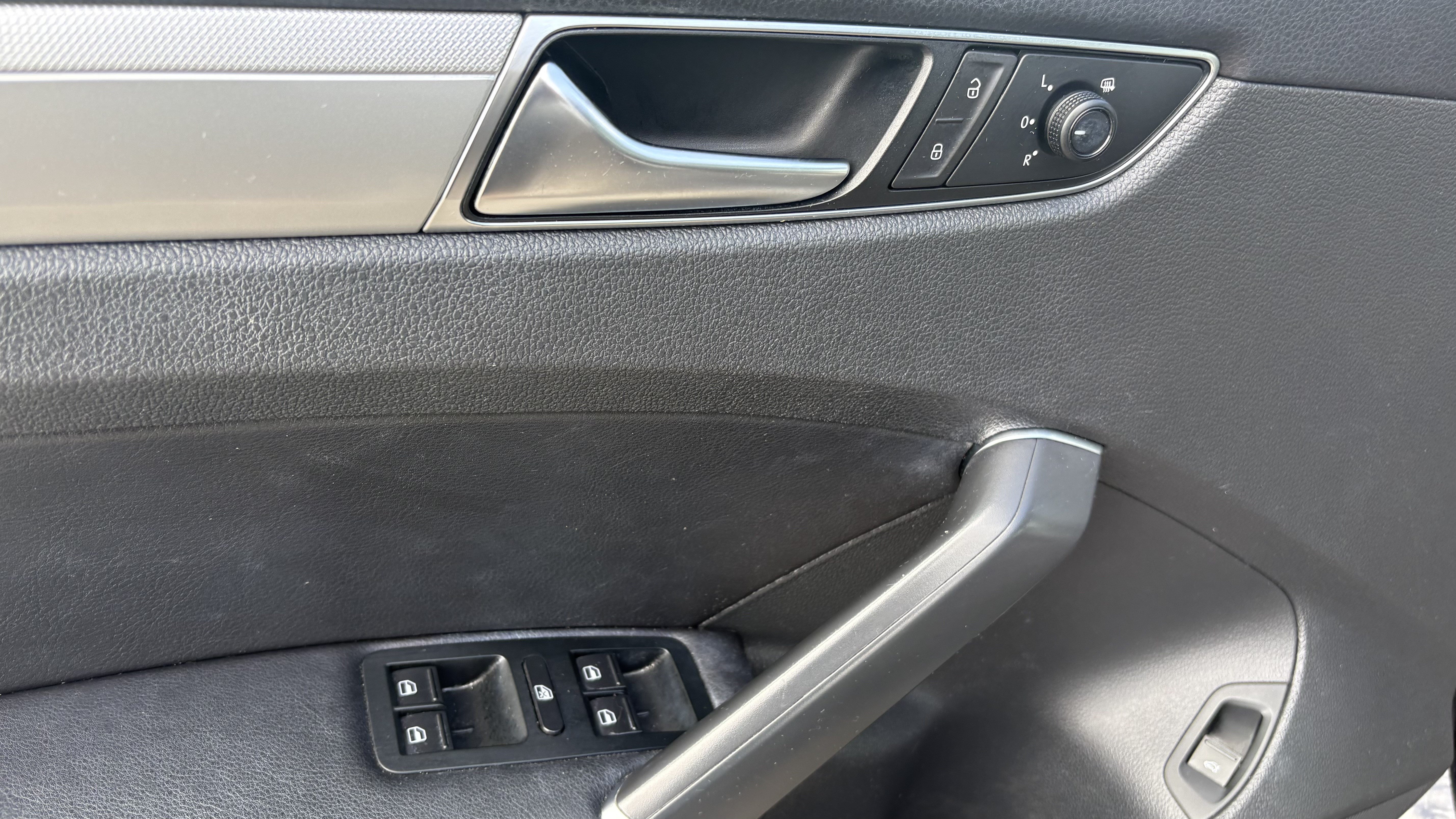 Used 2019 Volkswagen Passat 2.0T Wolfsburg w/ Wheels & Sunroof Package FWD image 17