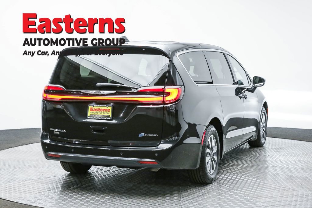 Used 2023 Chrysler Pacifica Touring-L image 5
