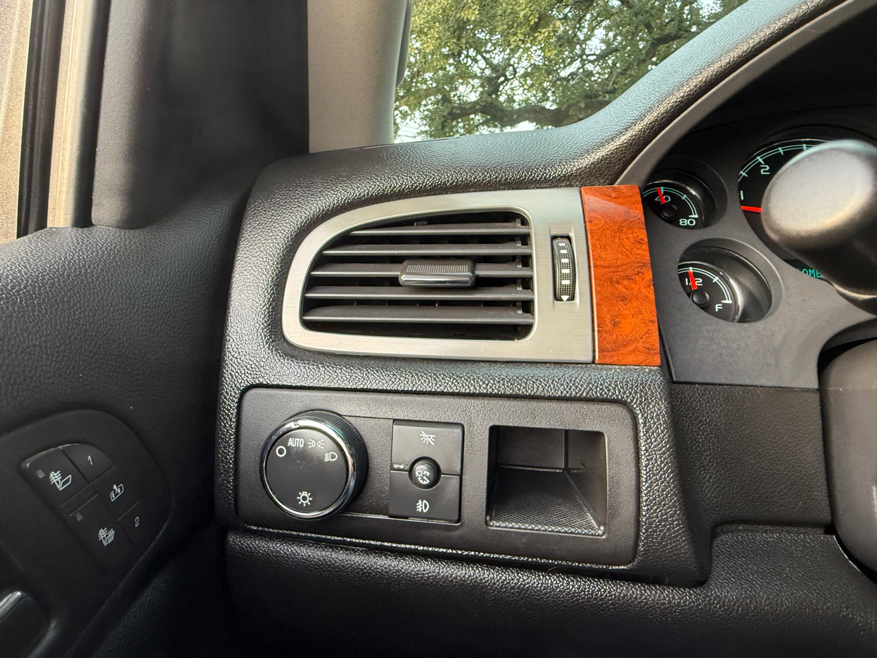 Used 2008 Chevrolet Silverado 1500 LTZ w/ EZ-Lift Tailgate Package image 25