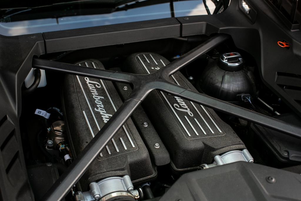 Used 2021 Lamborghini Huracan EVO image 15
