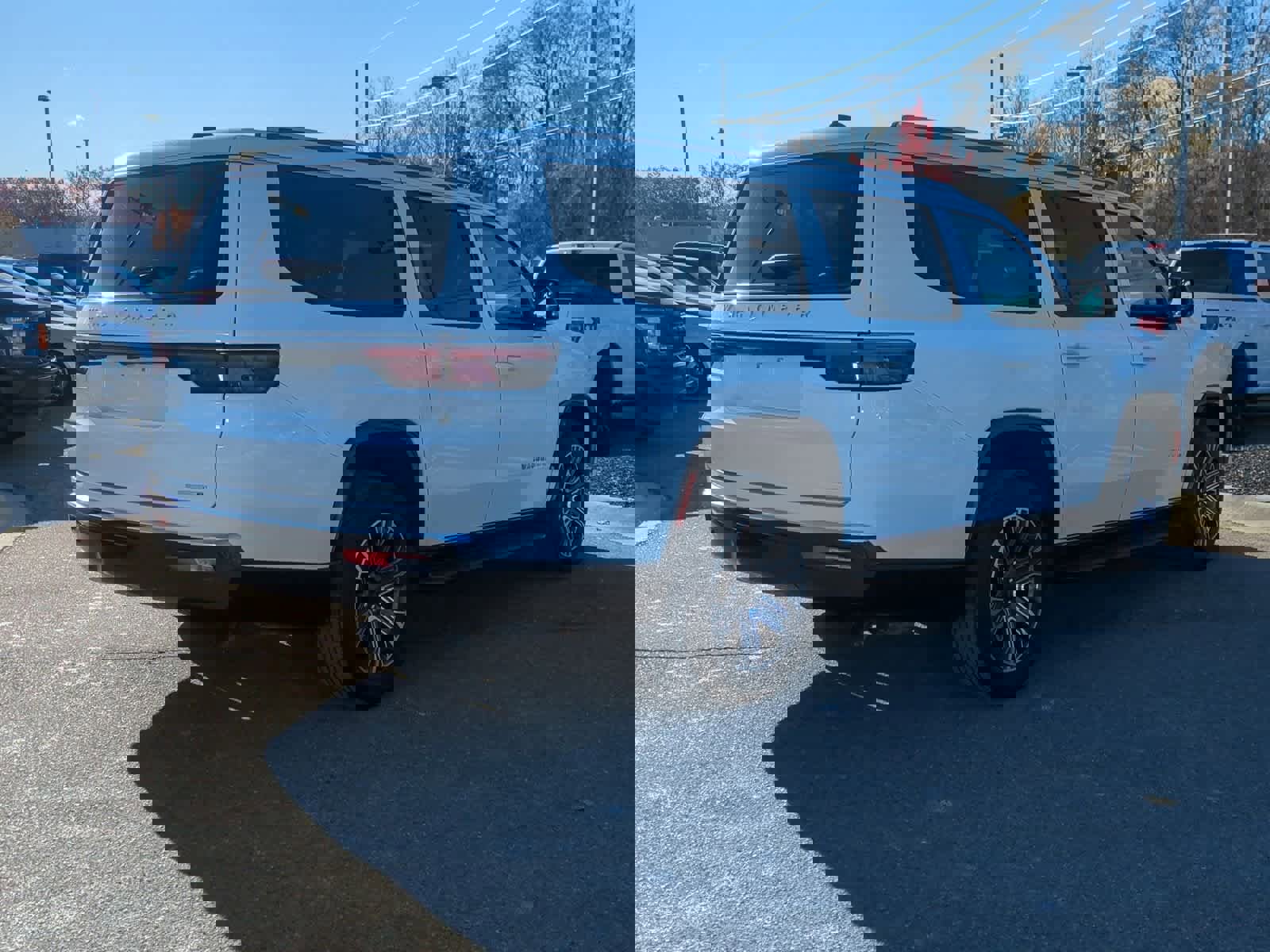 Used 2024 Jeep Wagoneer L Series II image 8