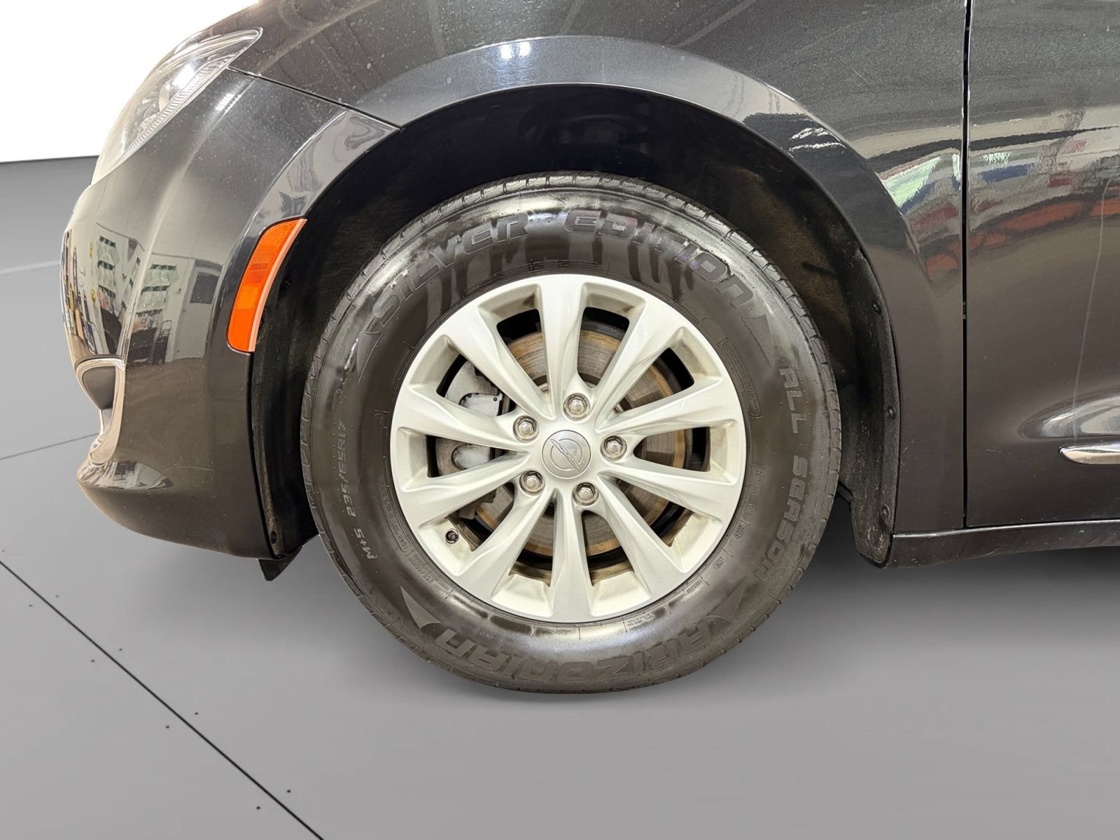 Used 2017 Chrysler Pacifica Touring-L FWD image 13