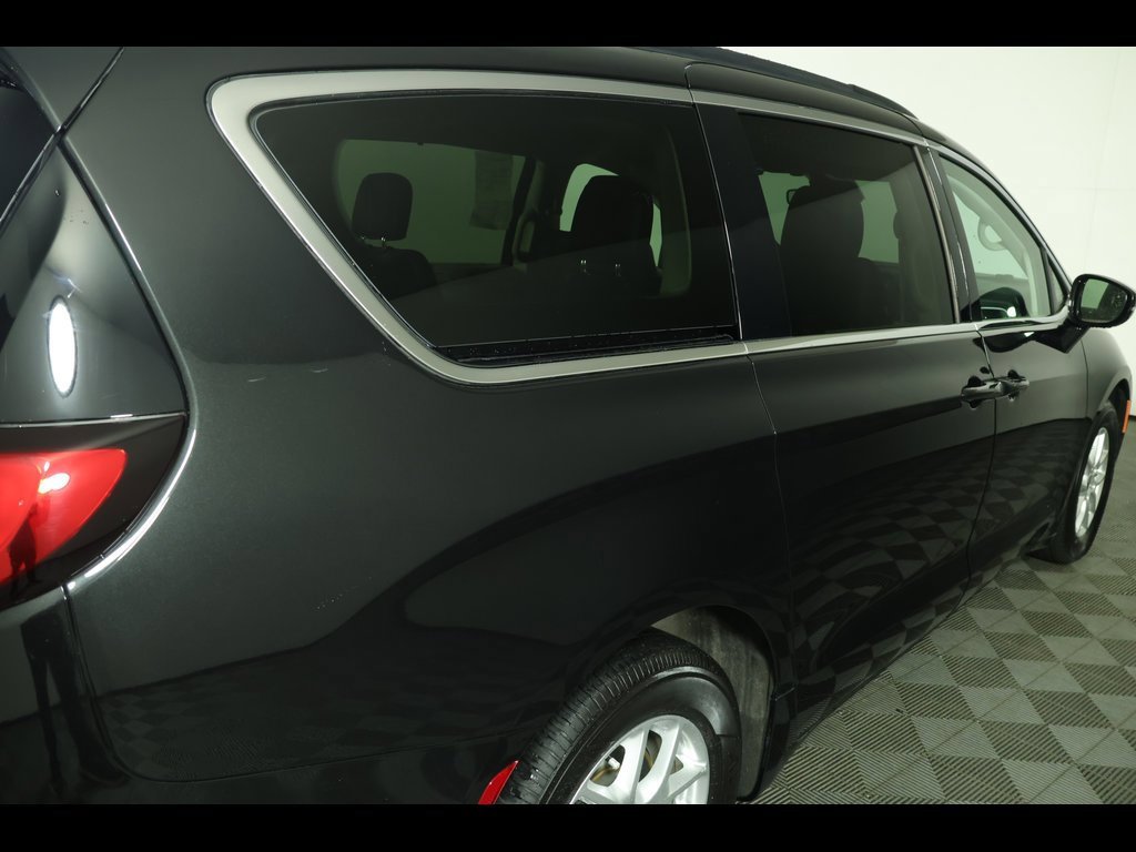 Used 2022 Chrysler Pacifica Touring-L image 19