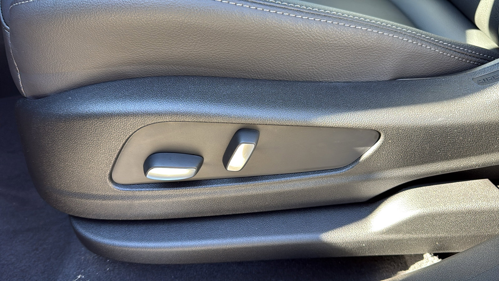 New 2025 Cadillac XT5 Luxury image 12