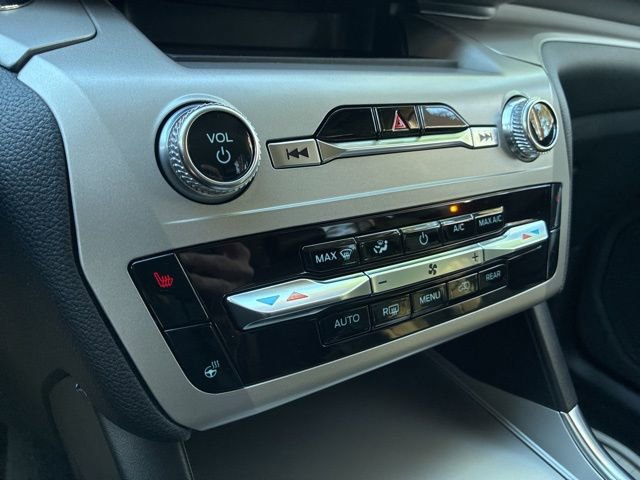 Used 2023 Ford Explorer XLT w/ Equipment Group 202A RWD image 31