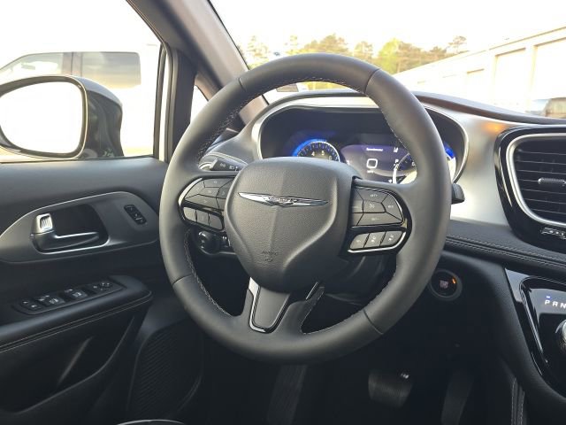Used 2025 Chrysler Pacifica Limited FWD image 40