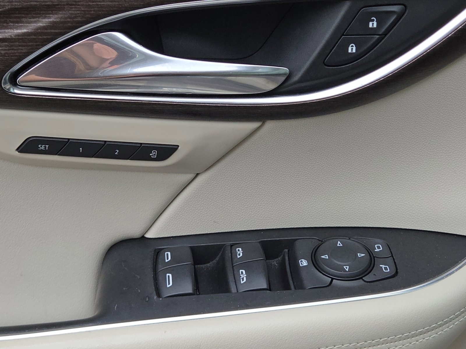 Used 2022 Buick Envision Avenir w/ Technology Package II AWD/4WD image 28