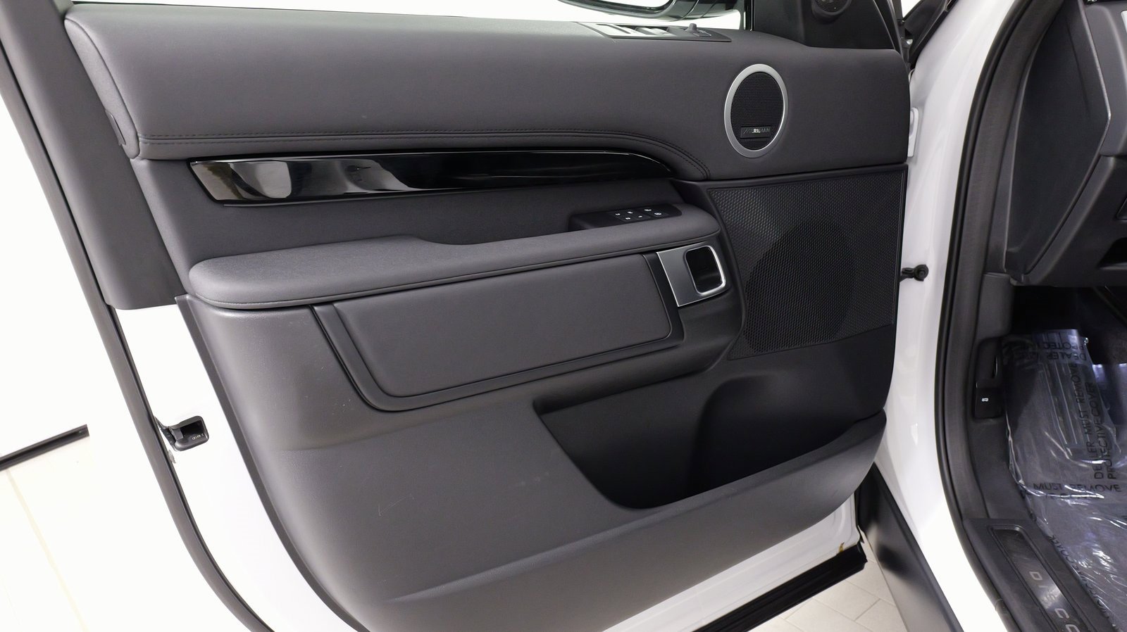 Used 2024 Land Rover Discovery S image 27