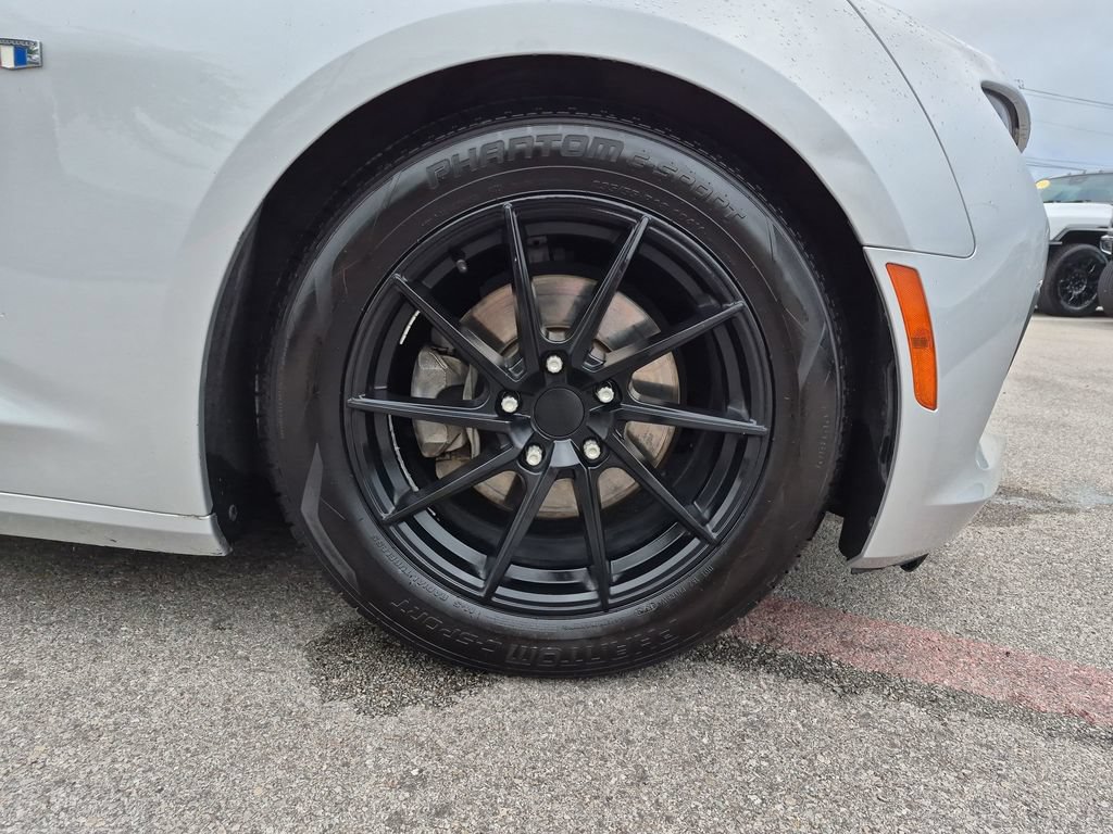 Used 2018 Chevrolet Camaro LT RWD image 13