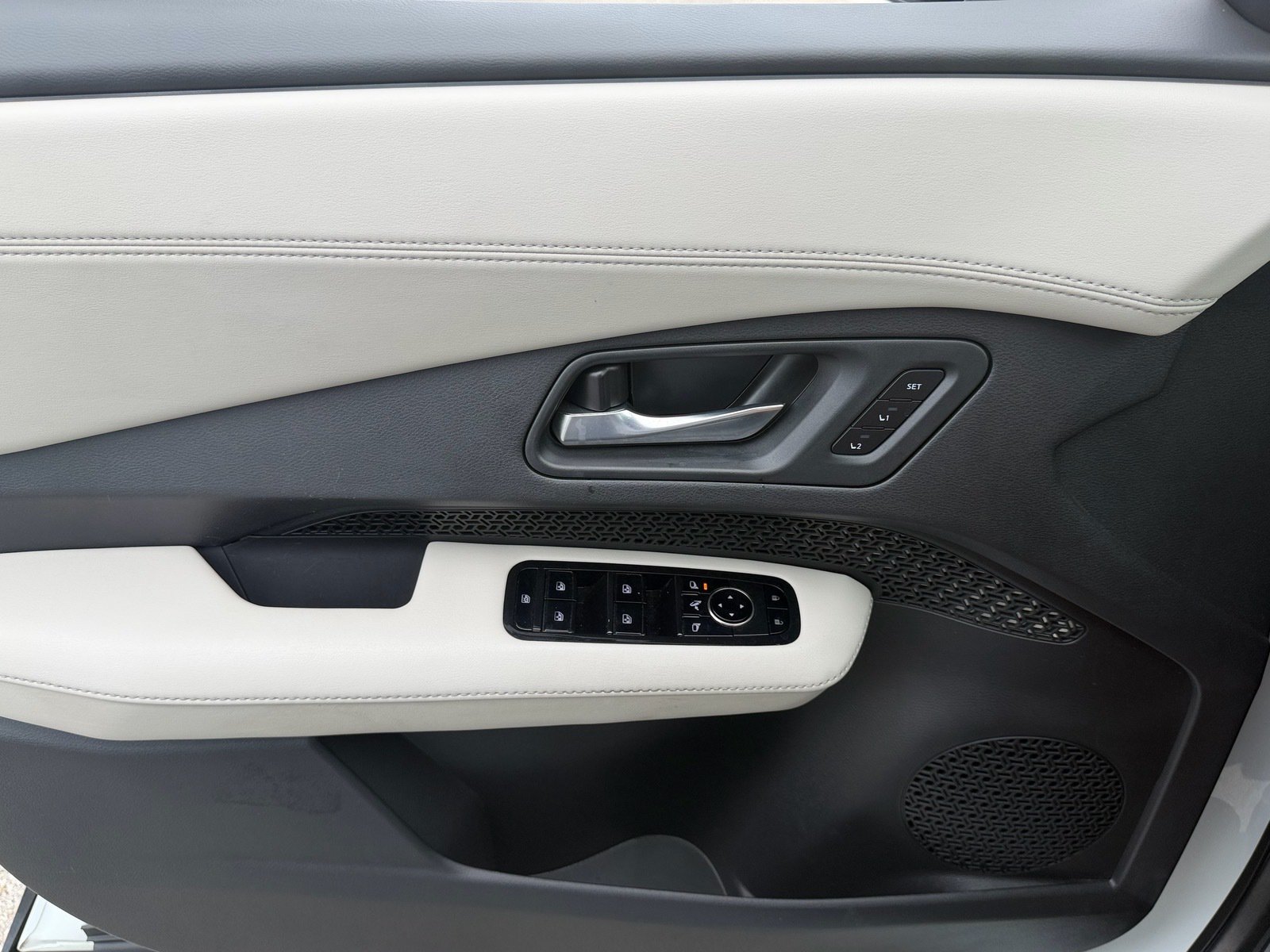 Certified 2025 Nissan Ariya AWD image 32