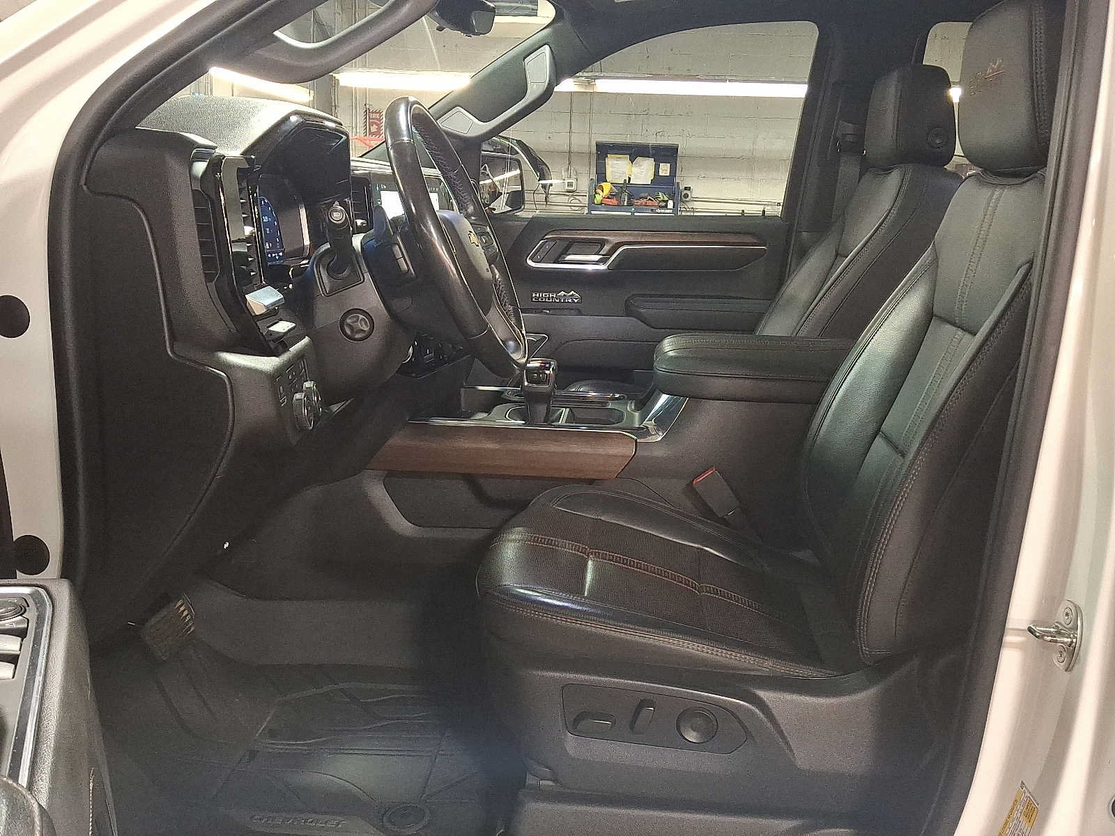 Used 2023 Chevrolet Silverado 1500 High Country w/ High Country Premium Package AWD/4WD image 13