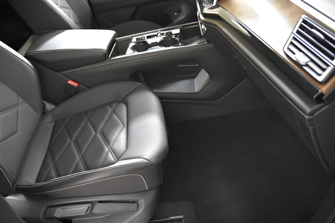 Used 2025 Volkswagen Atlas SE image 38