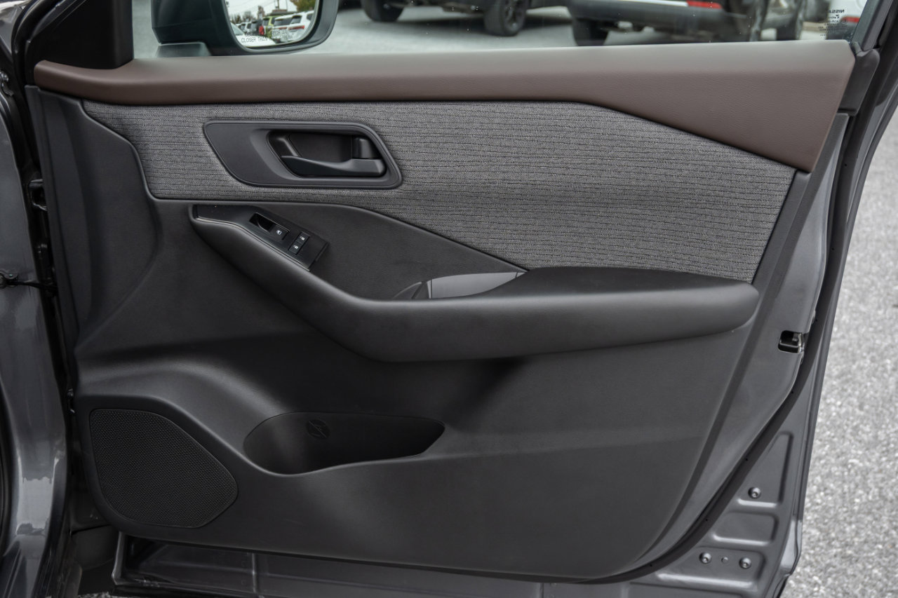 Used 2023 Nissan Rogue S image 26