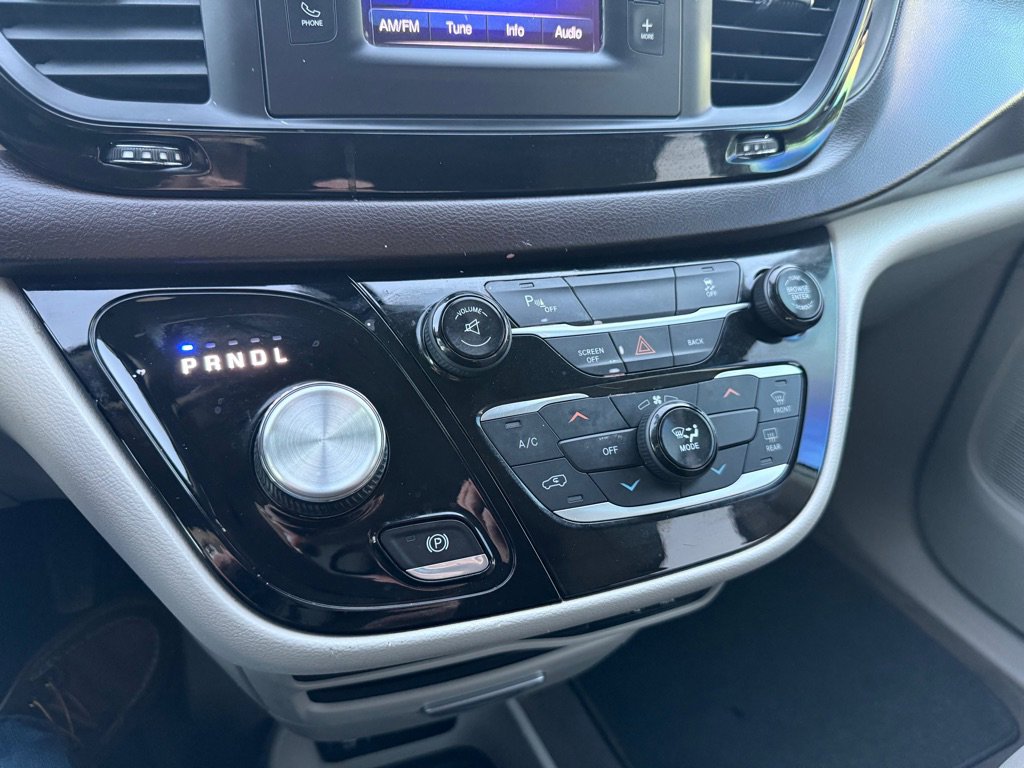 Used 2017 Chrysler Pacifica LX image 31