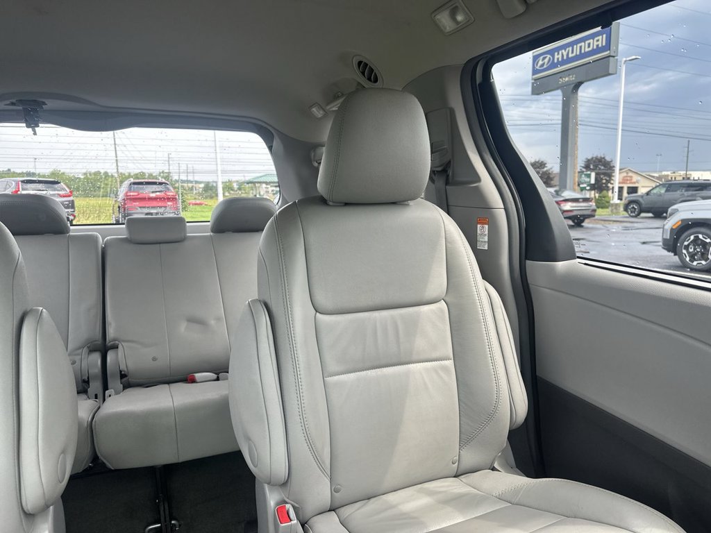 Used 2015 Toyota Sienna XLE Premium AWD/4WD image 14