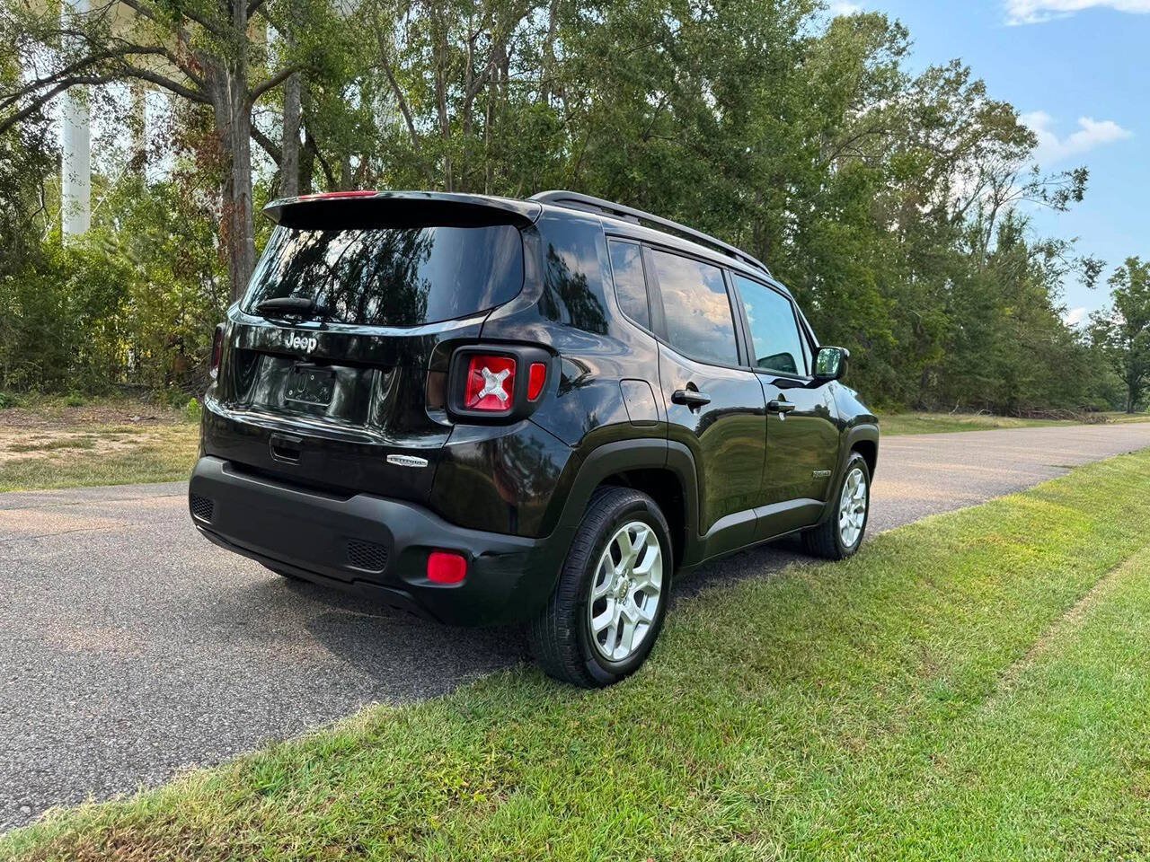 Used 2018 Jeep Renegade Latitude FWD image 6