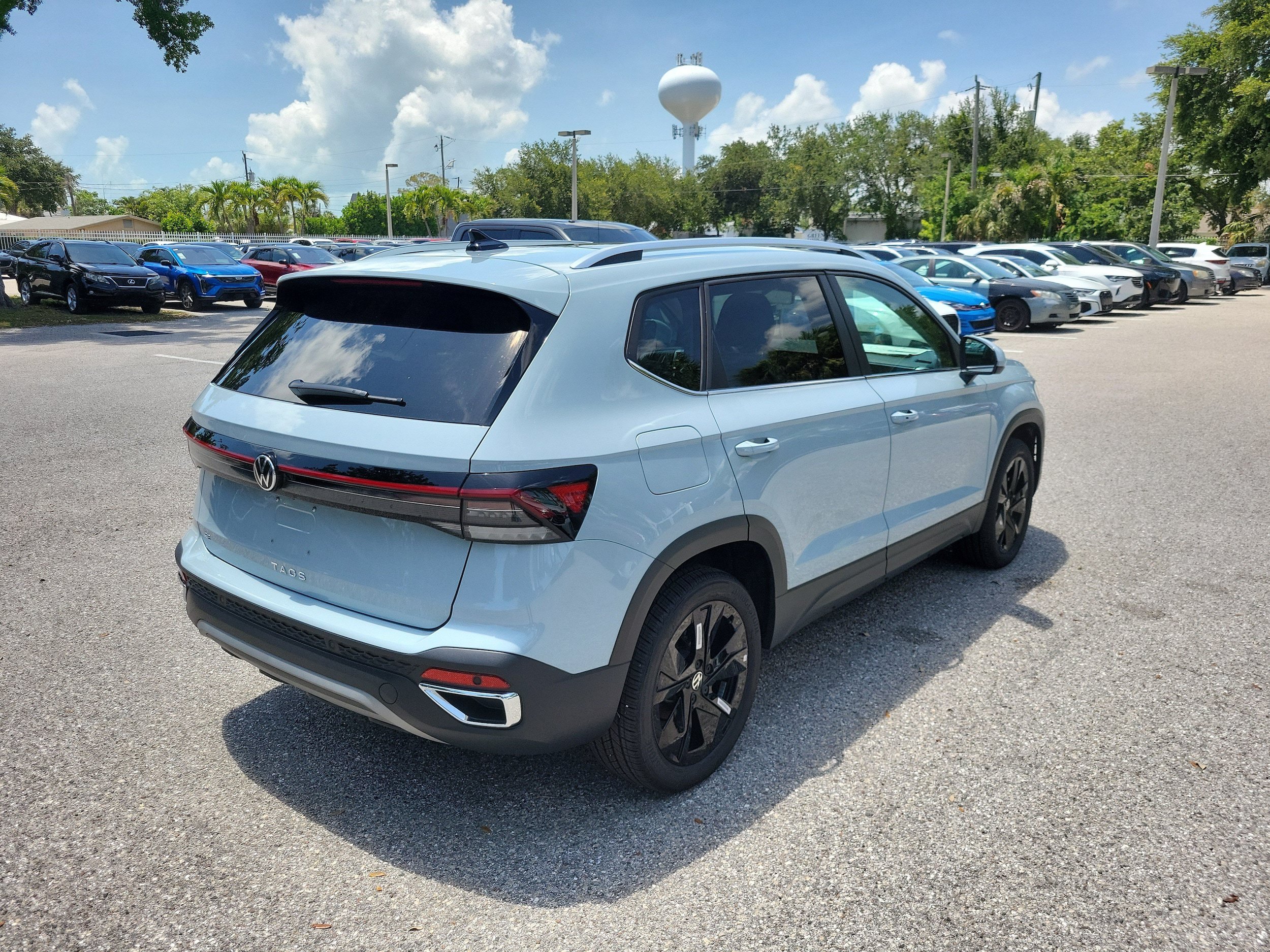 New 2026 Volkswagen Taos SE FWD image 4