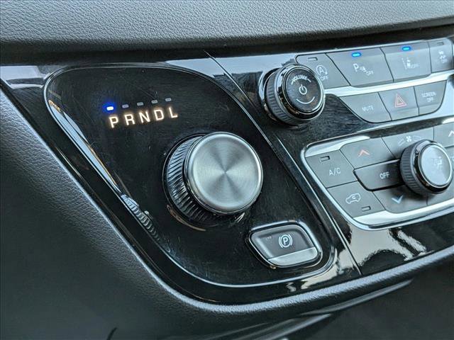 Used 2025 Chrysler Pacifica Select image 11