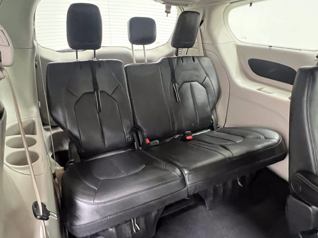 Used 2018 Chrysler Pacifica Touring-L FWD image 32