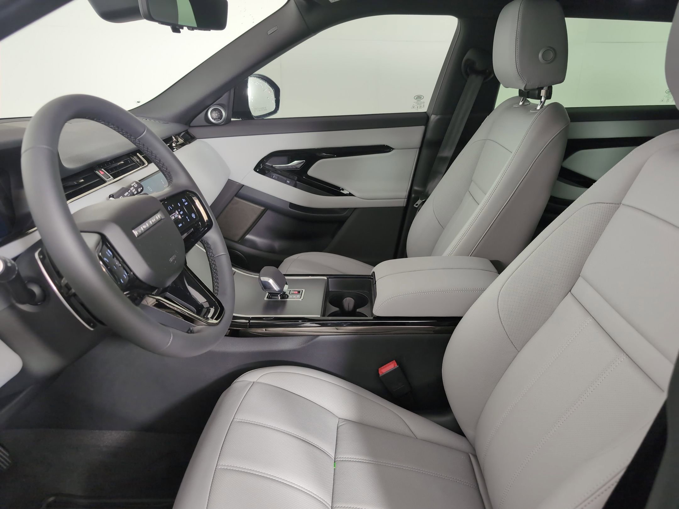 Used 2026 Land Rover Range Rover Evoque S image 4
