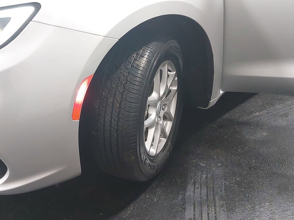 Used 2024 Chrysler Pacifica Touring-L image 34