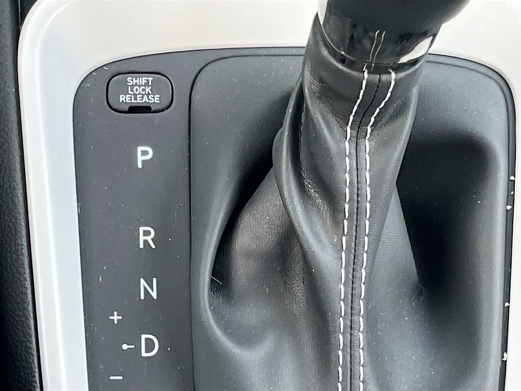 Used 2025 Hyundai Venue Limited image 17