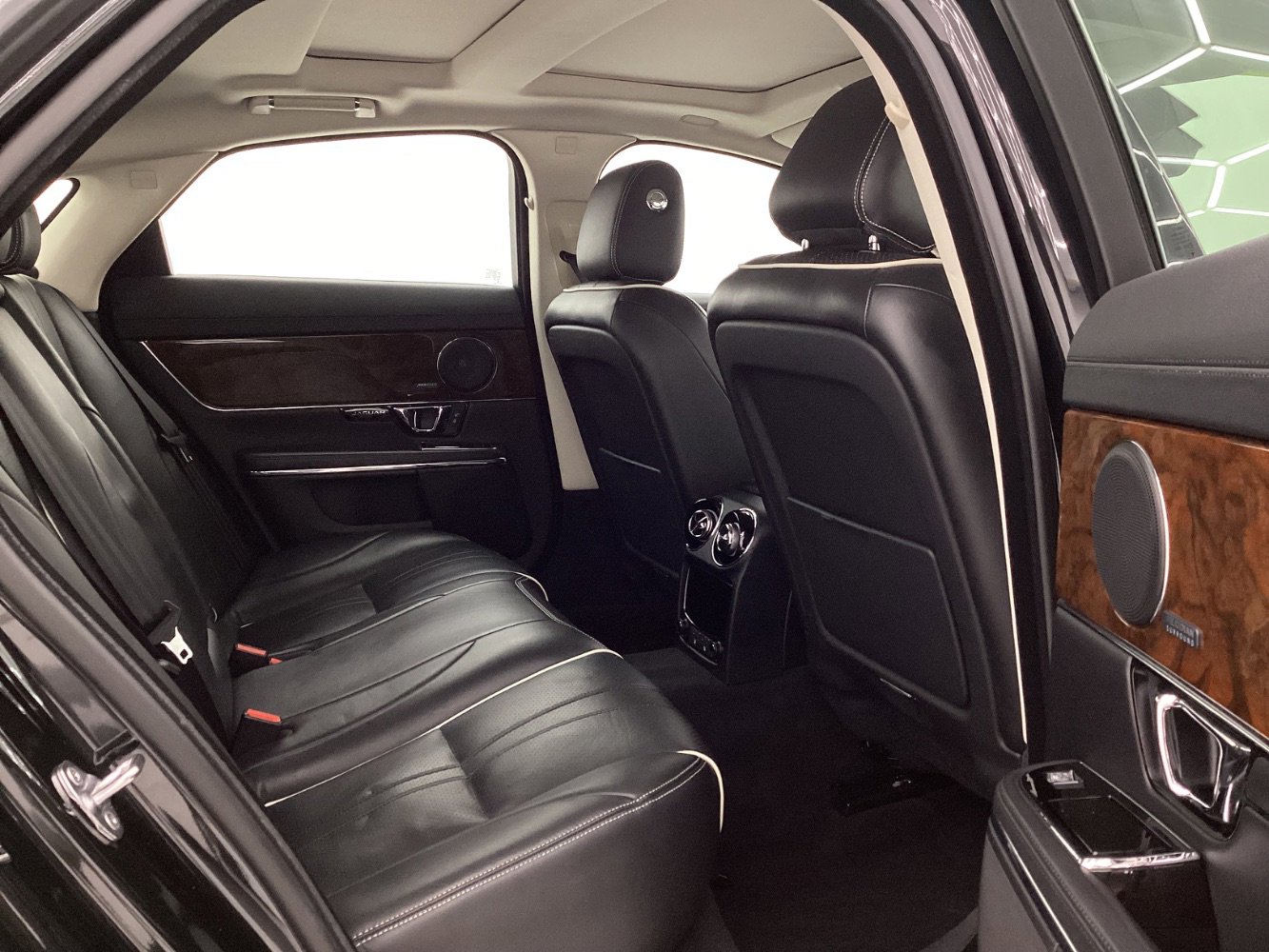 Used 2018 Jaguar XJ R-Sport image 25