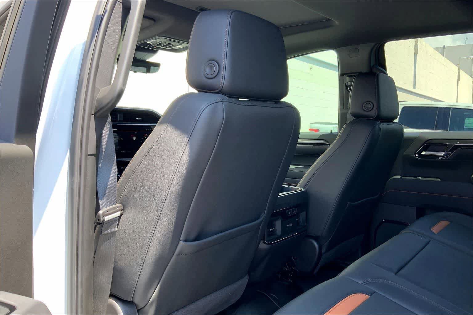 Used 2025 GMC Sierra 1500 AT4 w/ AT4 Premium Package AWD/4WD image 13