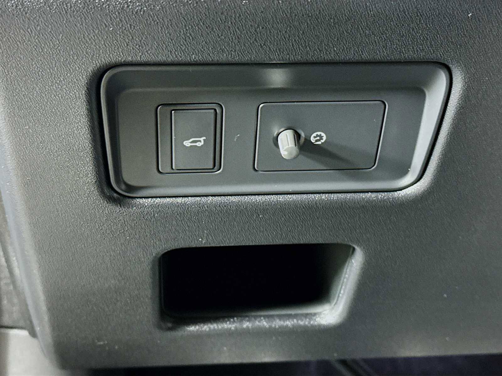 Used 2024 Land Rover Discovery Metropolitan Edition image 10