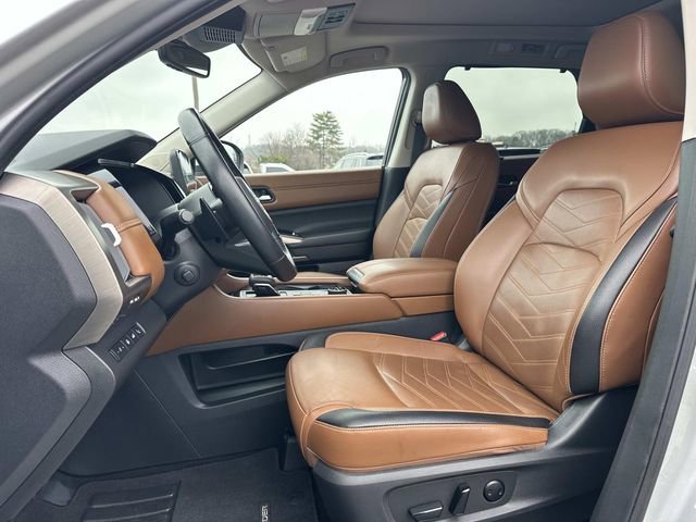 Used 2024 Nissan Pathfinder Platinum image 16