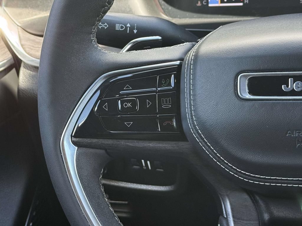 Used 2023 Jeep Grand Cherokee Overland AWD/4WD image 19