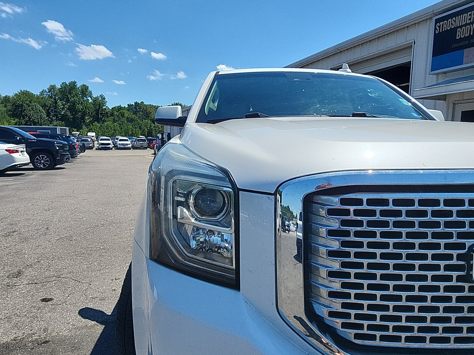 Used 2017 GMC Yukon XL Denali w/ Open Road Package RWD image 9