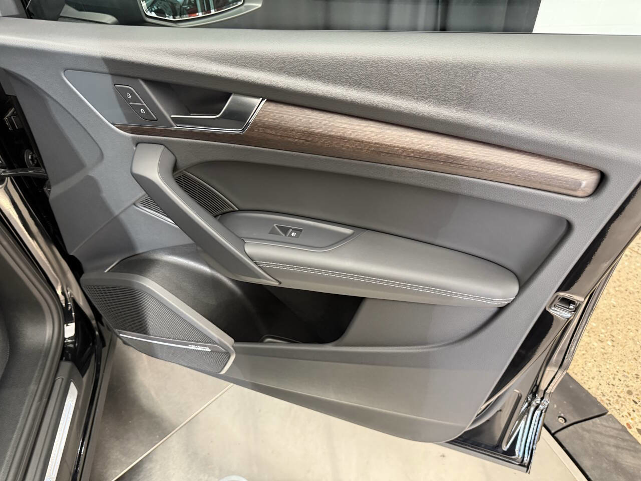 Used 2024 Audi Q5 e Prestige w/ Prestige Package image 27