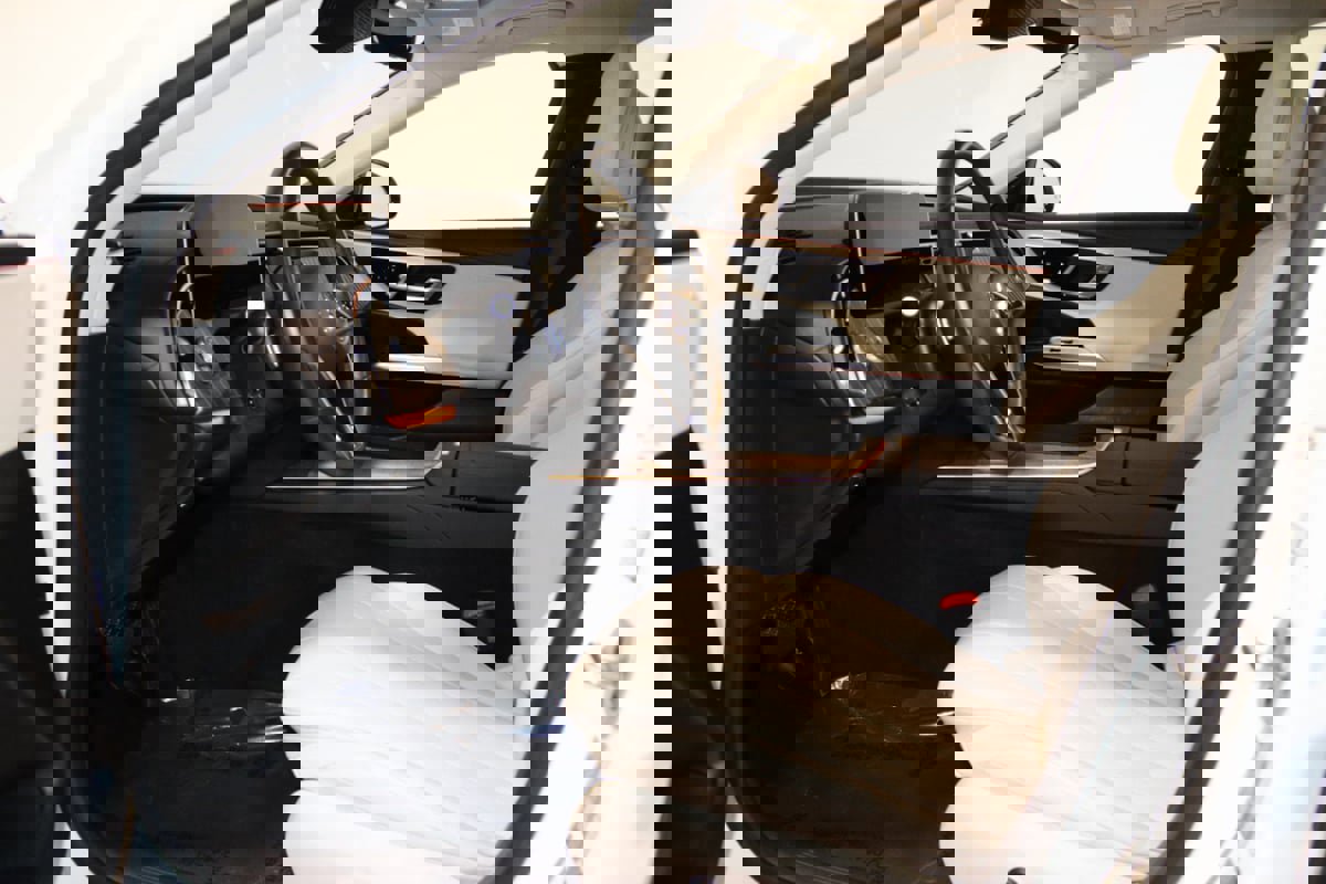 Used 2025 Mercedes-Benz E 350 4MATIC Sedan image 37