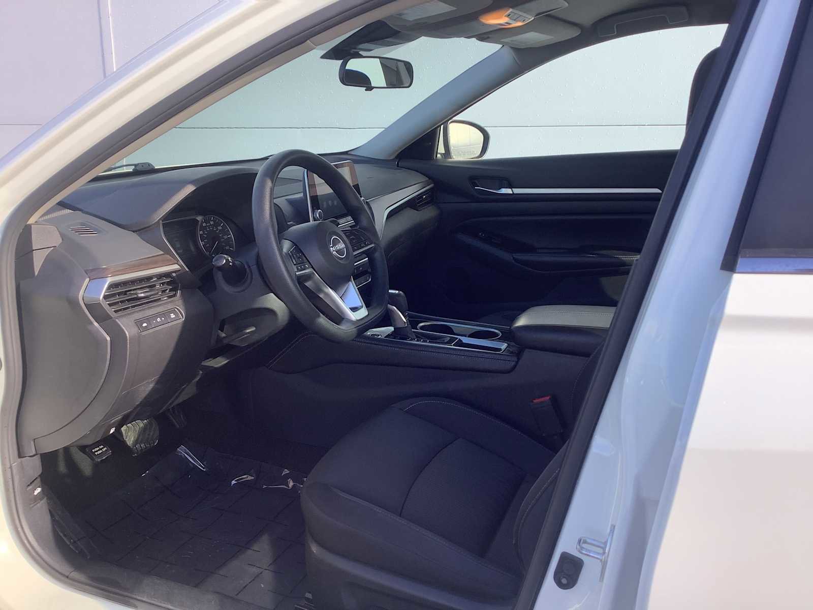 Used 2023 Nissan Altima 2.5 SV image 2