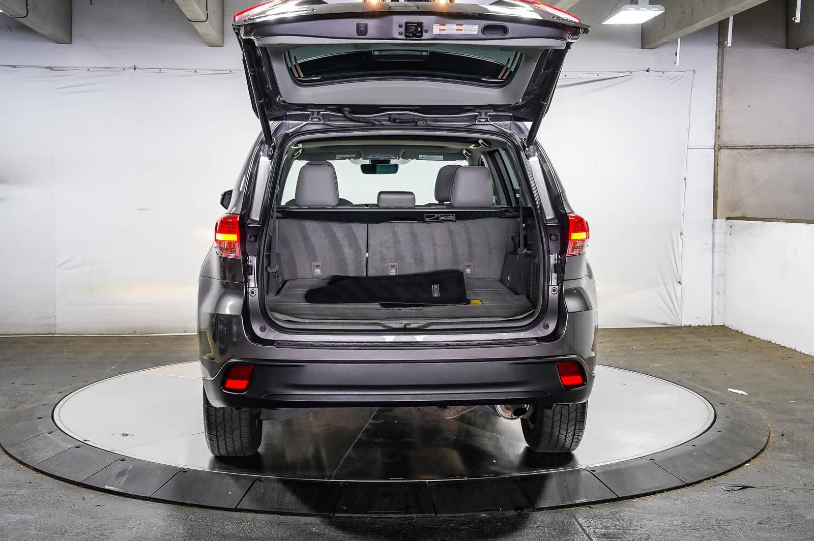 Certified 2019 Toyota Highlander XLE w/ Carpet Mat Package (TMS) FWD image 28