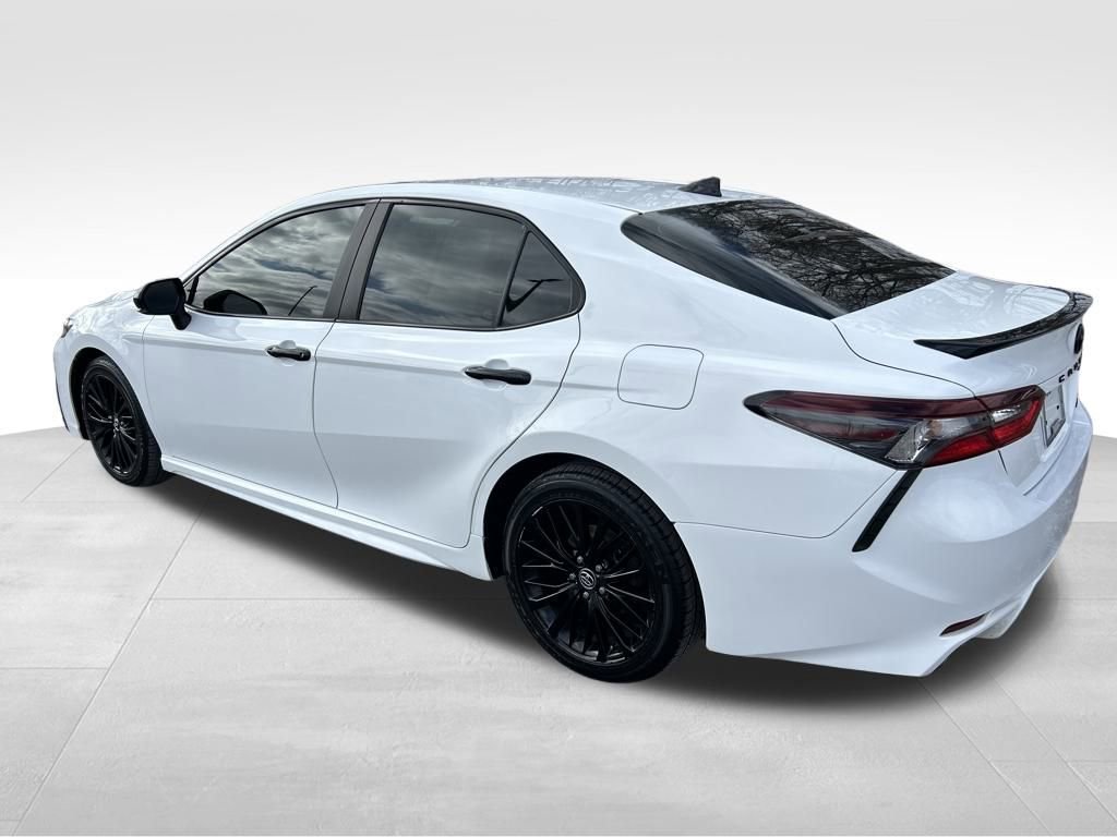 Used 2022 Toyota Camry SE image 3