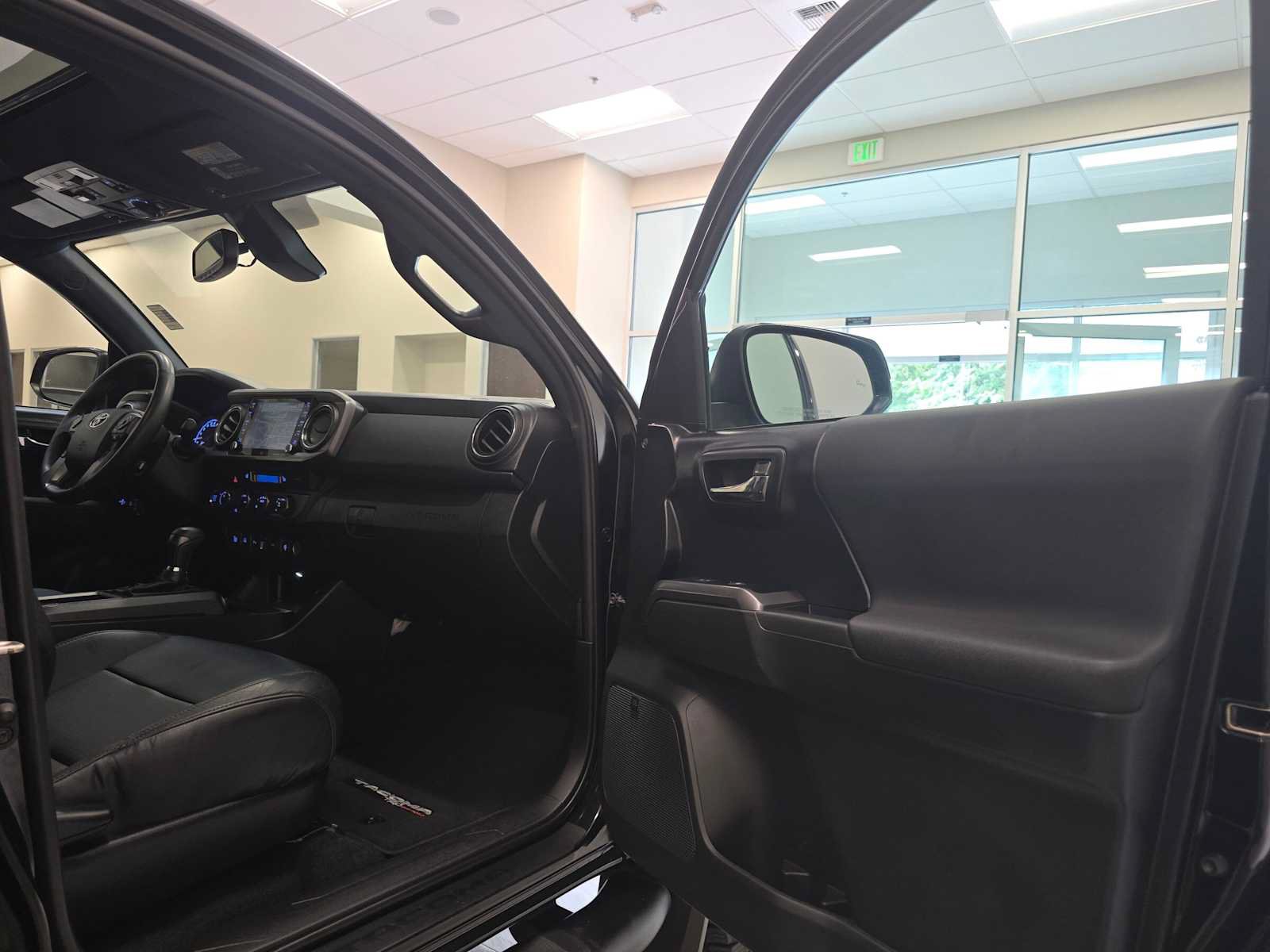 Used 2020 Toyota Tacoma TRD Off-Road w/ TRD Premium Off Road Package AWD/4WD image 28