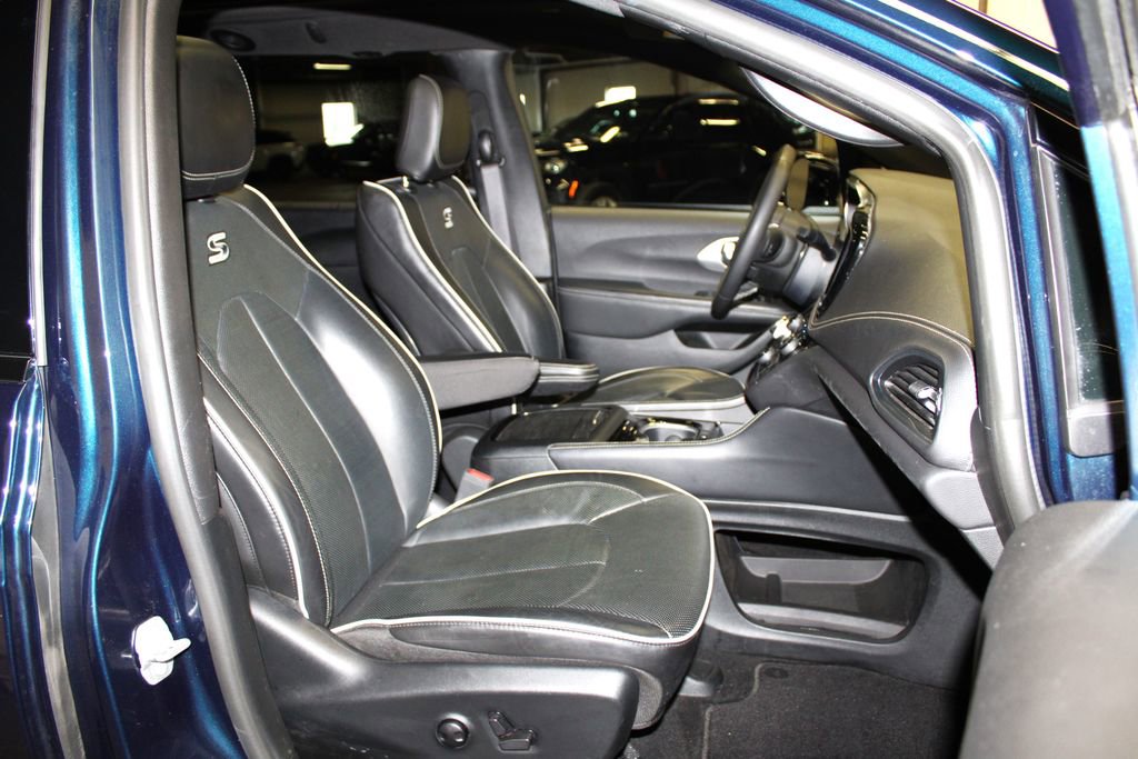 Used 2025 Chrysler Pacifica Limited image 32