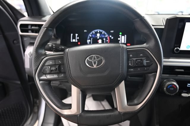 Used 2025 Toyota 4Runner SR5 AWD/4WD image 23