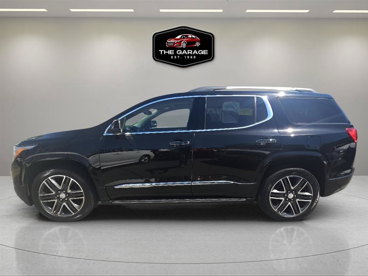 Used 2017 GMC Acadia Denali w/ Technology Package AWD/4WD image 3