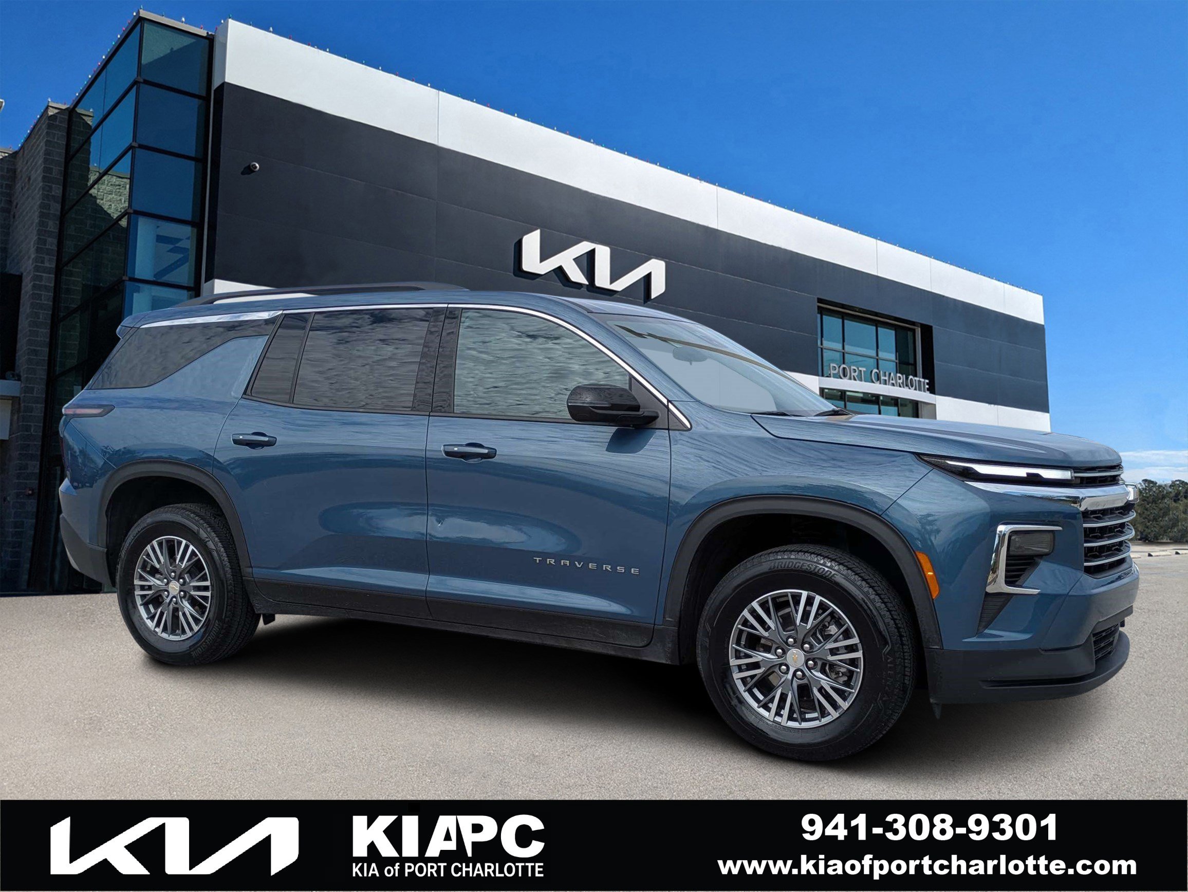 Used 2025 Chevrolet Traverse LT FWD image 1