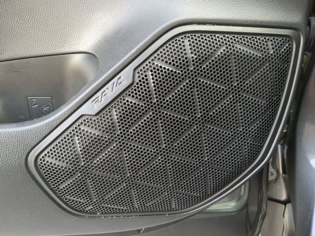 Used 2022 Toyota RAV4 XLE Premium image 19