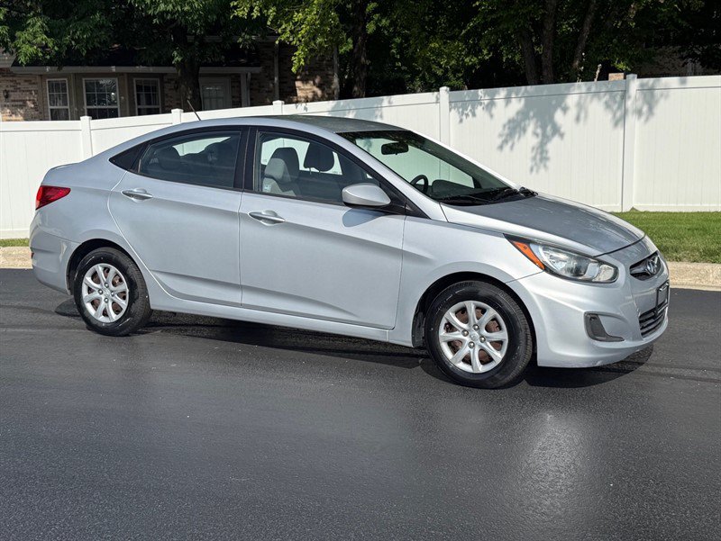 Used 2012 Hyundai Accent GLS FWD image 4